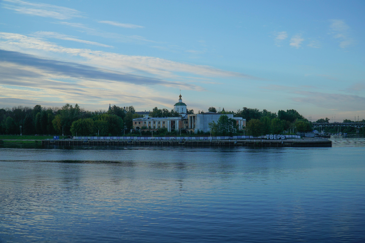 Вечерний вид на монастырь на берегу Волги в Твери