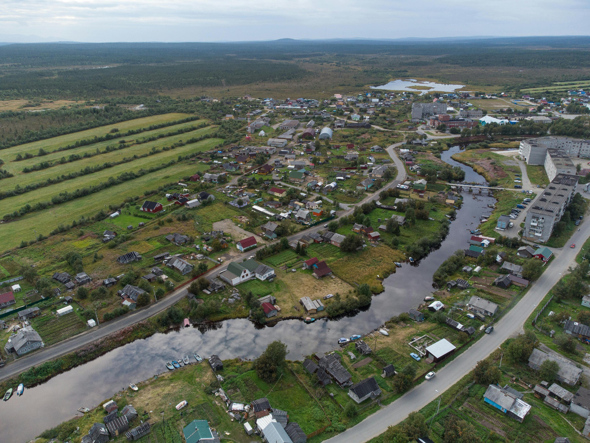 Небольшой российский город с высоты, частные дома и извилистая река