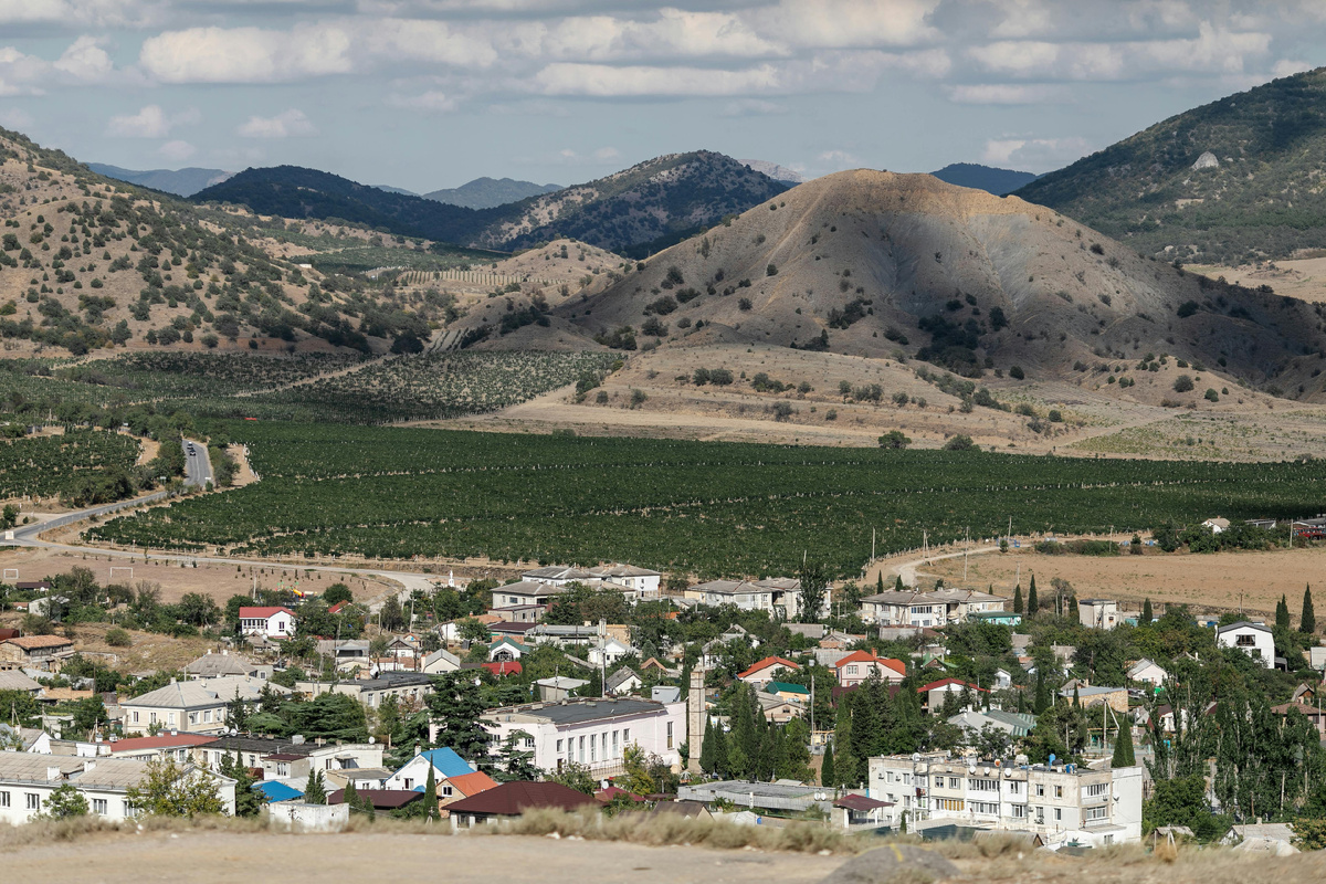 «Маленький город у подножия гор на юге России