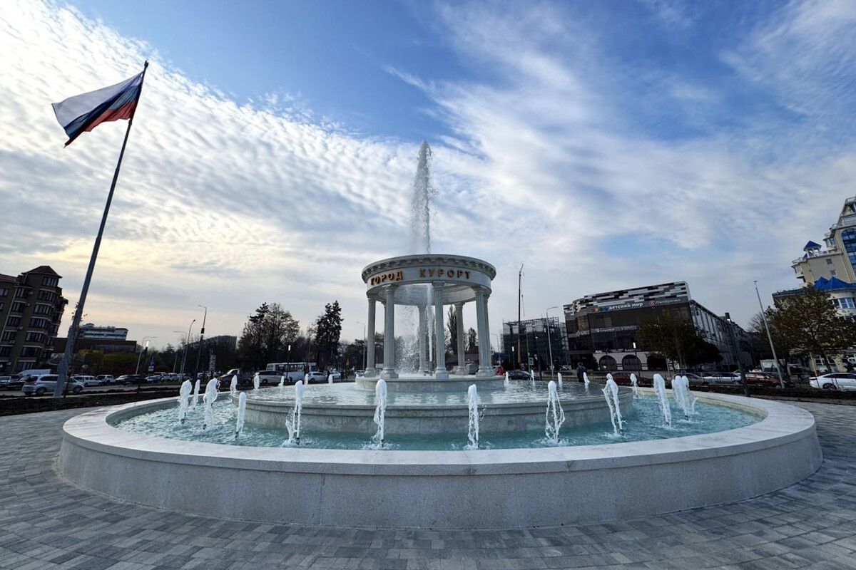 
Теперь сердце курортного города бьётся ещё ярче 💧
В самом центре — напротив администрации — заработал современный, светодинамический фонтан. Его открытие стало настоящим подарком жителям и гостям на День города.