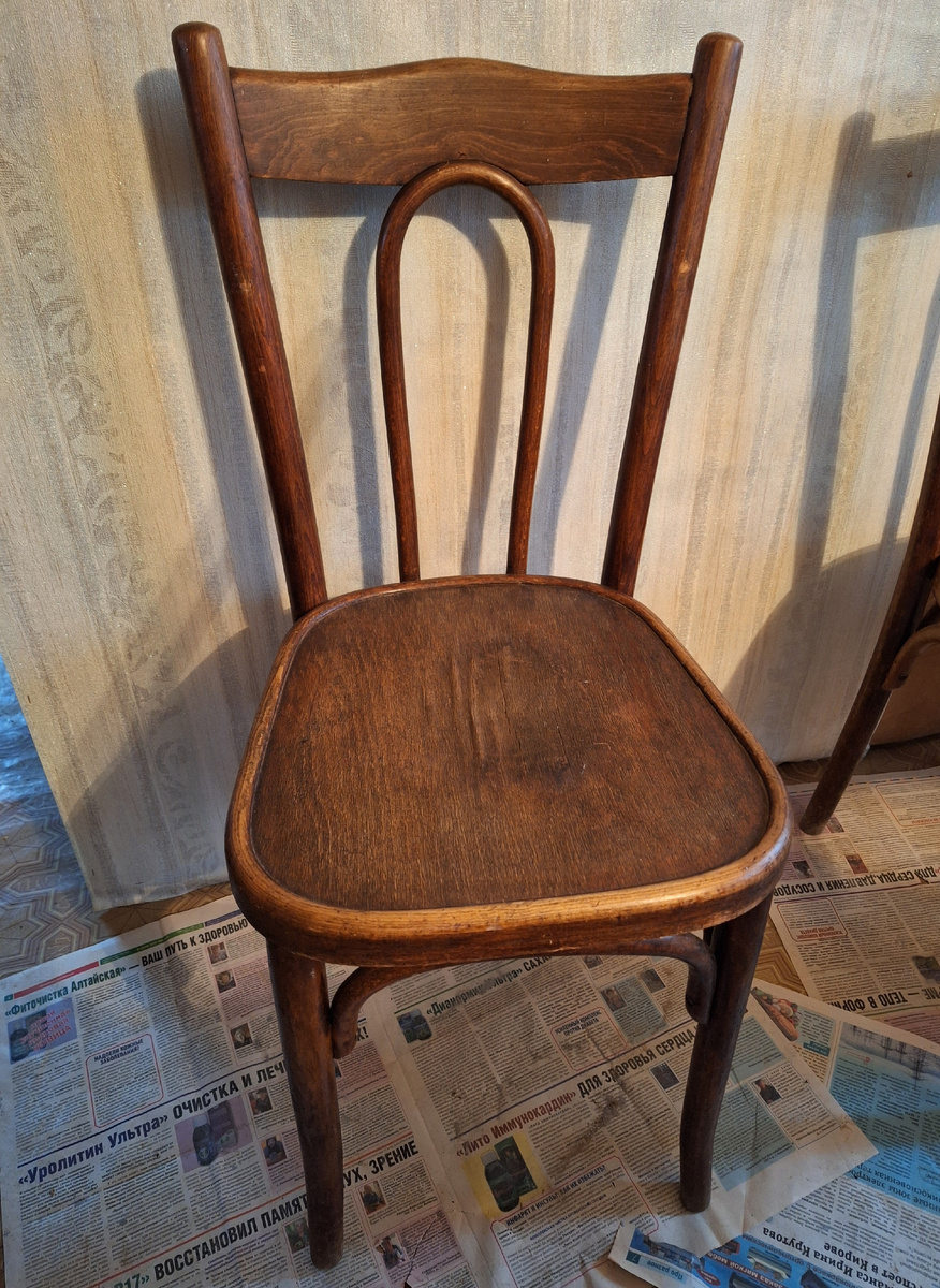 Кстати, на таких стульях неудобно сидеть тем, у кого короткие ноги. Этот ободок вокруг сиденья передавливает ноги, и становится даже больно сидеть. У меня ноги не короткие, так я и то почувствовала это. ) Просто приходила подруга и показала на это неудобство