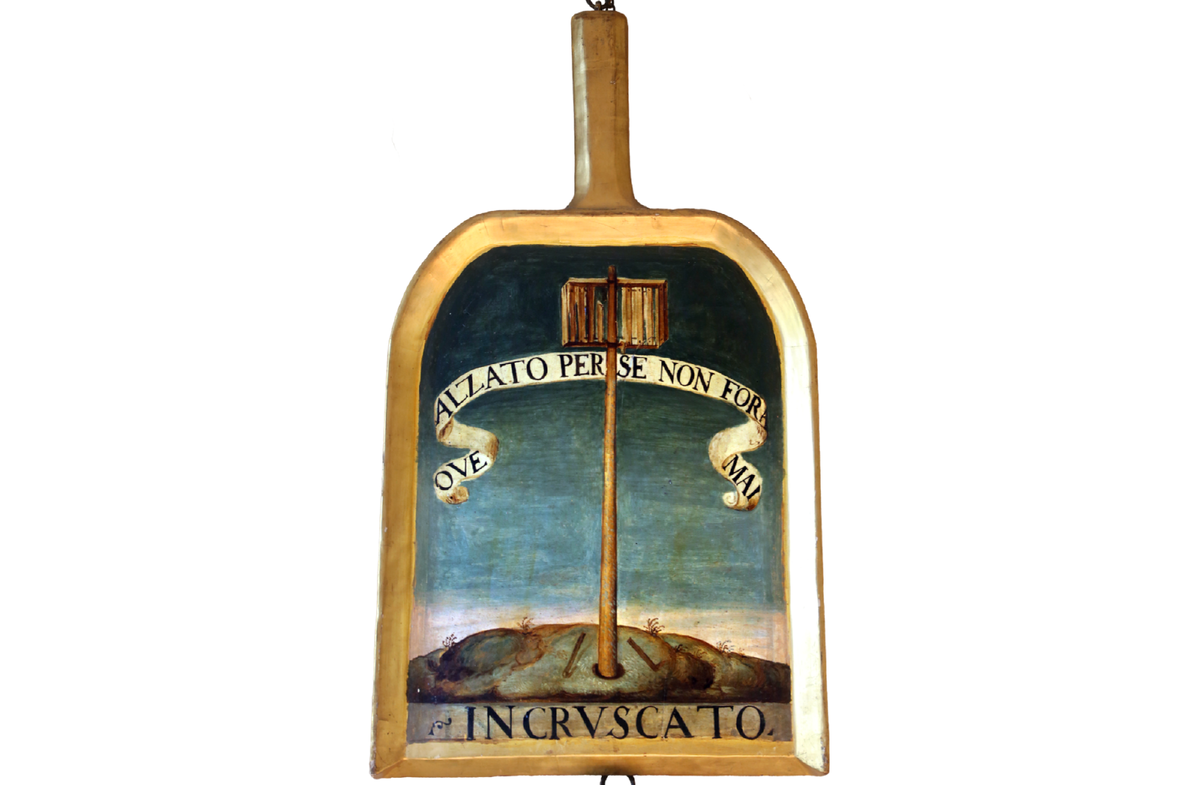 Совок академика Incruscato, то есть Джованни Барди. Символический мельничий совок вручался претенденту, который удостоивался звания академика Академии делла Круска. На совке писали имя новопосвященного академика, его личный девиз (главным образом из Данте или Петрарки) и помещали цветной рисунок, символизирующий его вклад в общее дело, род деятельности и т. п.  Девиз совка Барди — «Ove alzato per se non fora mai» (Петрарка, Канцона 360.96) Прямой перевод: «Поднятое/возвышенное любовью само по себе никогда не формируется». Смысл: Истинно возвышенное чувство или состояние (в контексте Петрарки — любовь) не появляется и не существует само по себе, без внешней причины или божественного вмешательства. Оно зависит от объекта любви или высшей силы.