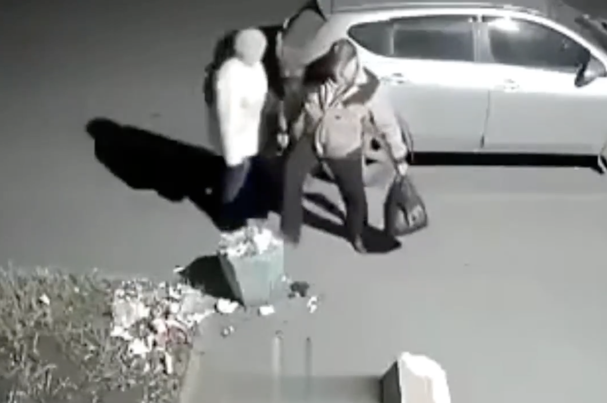 известный ролик на котором представитель старшего поколения переворачивает мусорное ведро, а девочка на следующее утро поправляет его на место