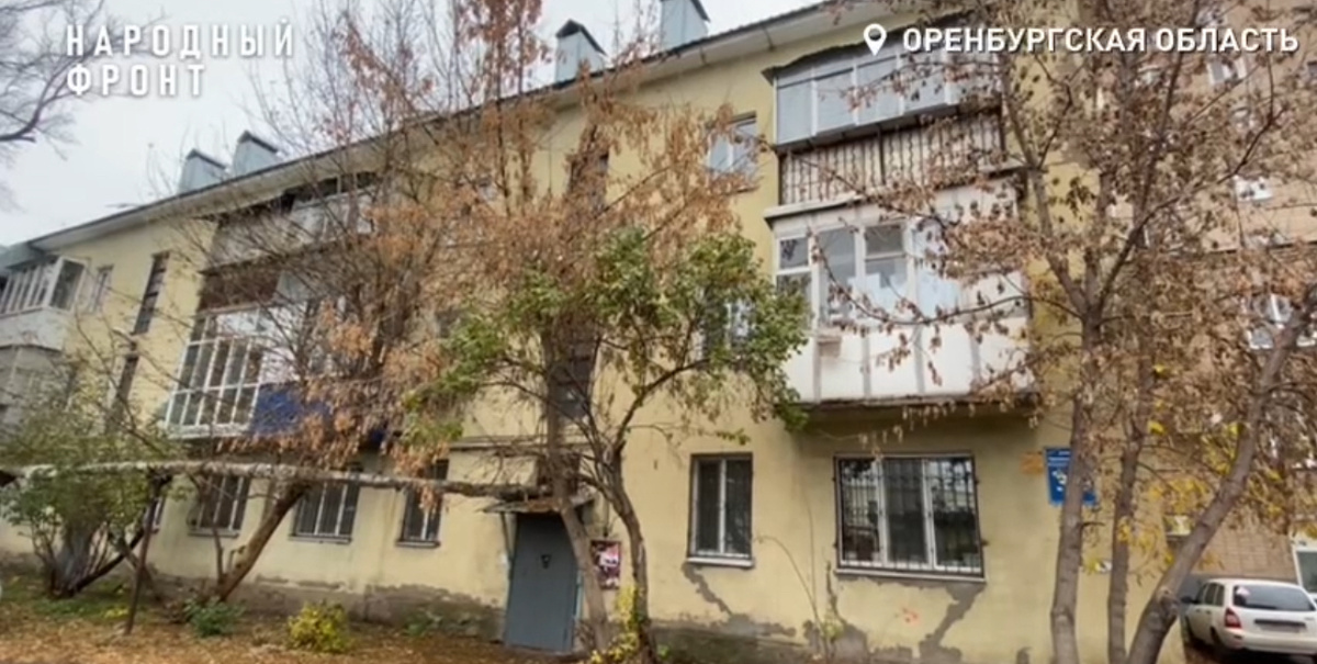    «Там мыши бегают»: Жители дома на площади Привокзальной в Оренбурге живут среди грязи и обвалов
