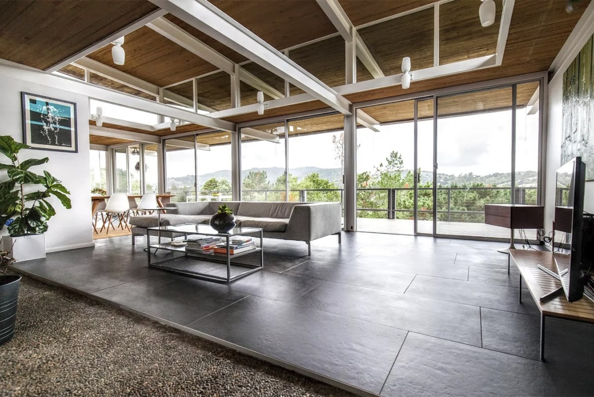 Керамогранит Concrete Graphite черного цвета с рисунком бетона создает на полу