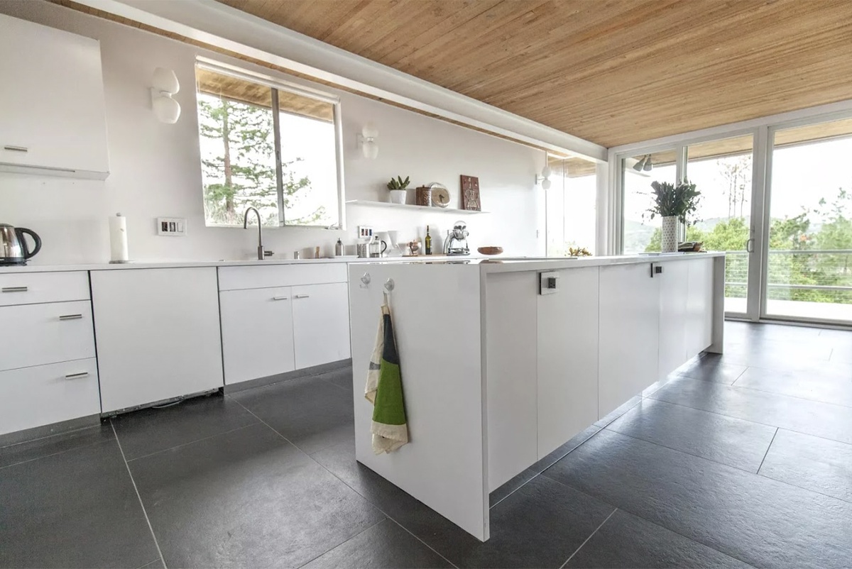 Керамогранит Concrete Graphite черного цвета с рисунком бетона создает на полу