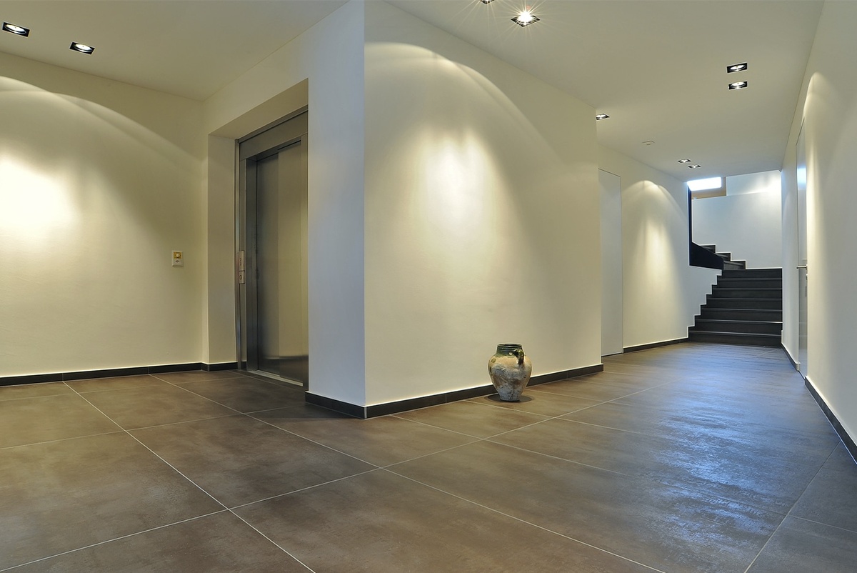 Мягкий коричневый оттенок Concrete Brown на полу