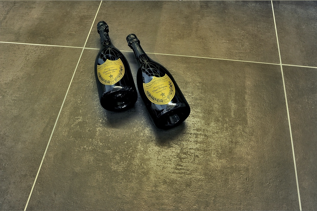 Мягкий коричневый оттенок Concrete Brown на полу