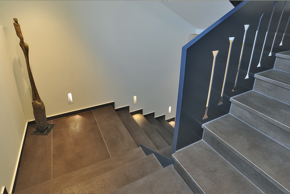 Мягкий коричневый оттенок Concrete Brown на полу