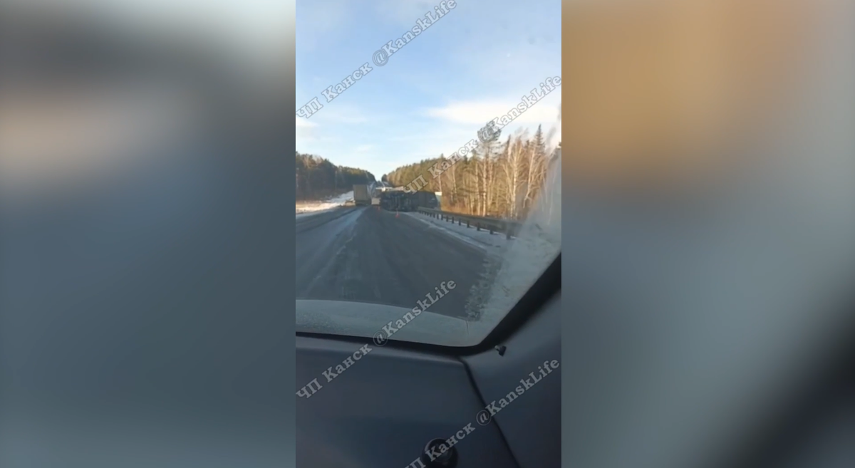     На востоке Красноярского края перевернулась фура