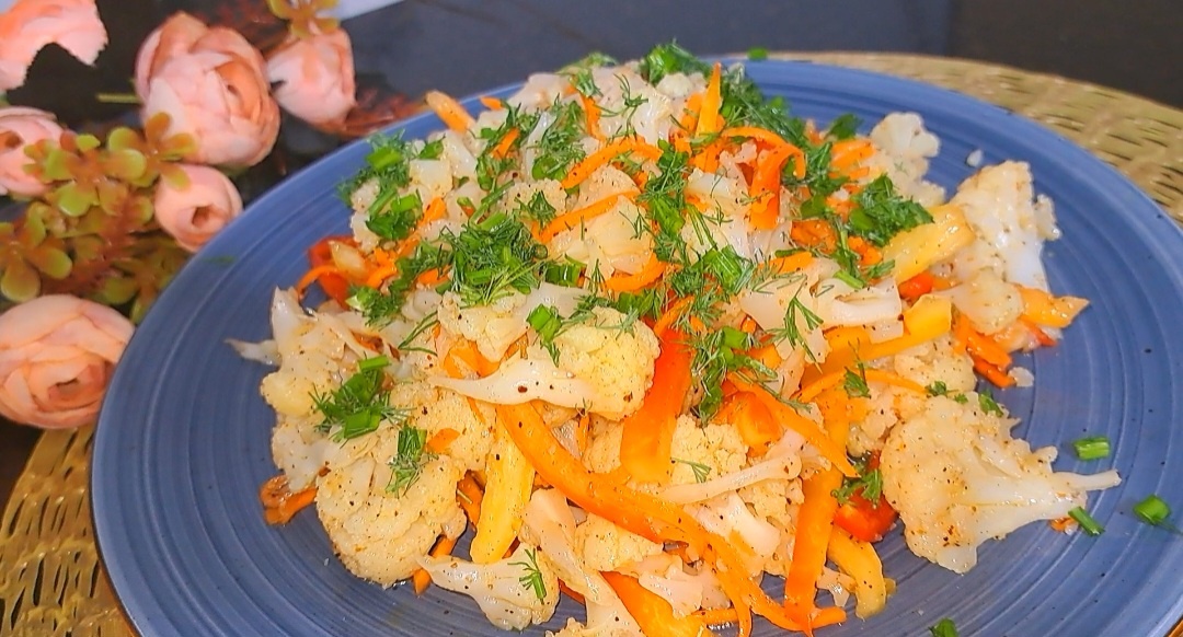 Любите цветную капусту? Тогда этот рецепт для вас. Салат из цветной капусты, моркови и красного перца готовится очень просто.