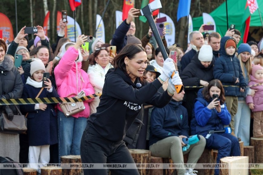     И пером, и топором! Вспоминаем, как прошел IV Чемпионат по колке дров среди СМИ