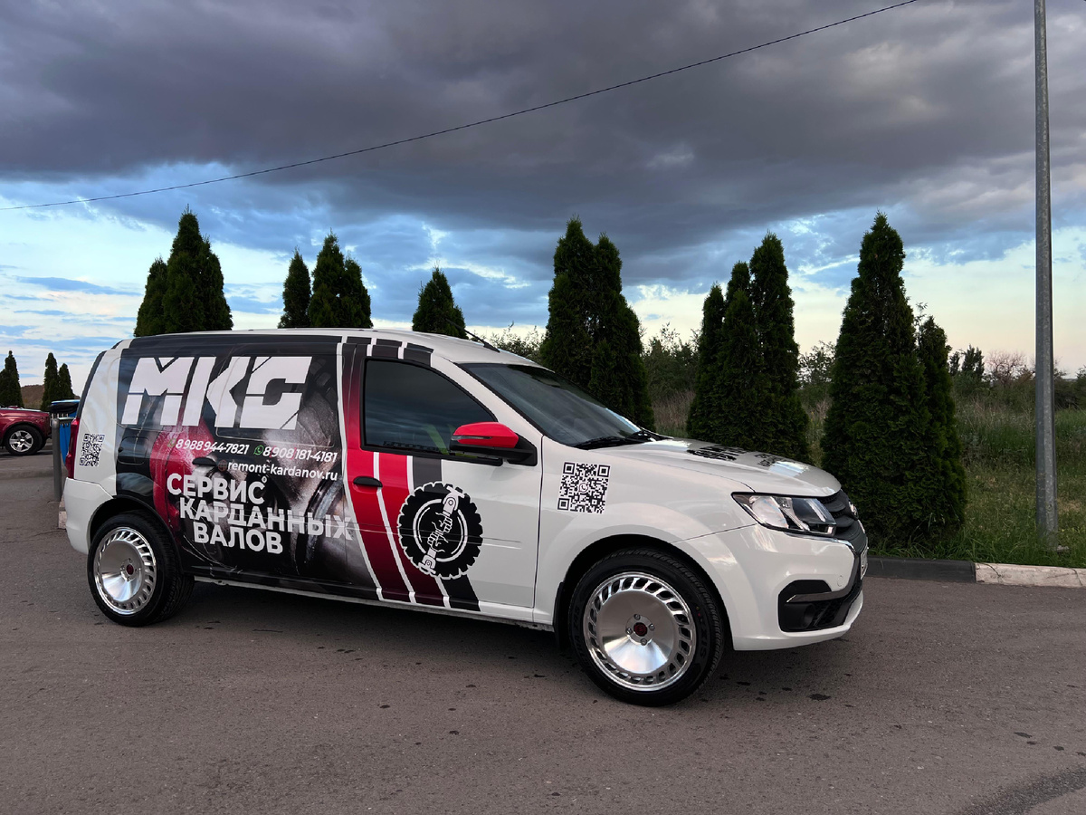 Согласитесь, если этот забрендированный Ларгус проедет рядом, внимание ему обеспечено.