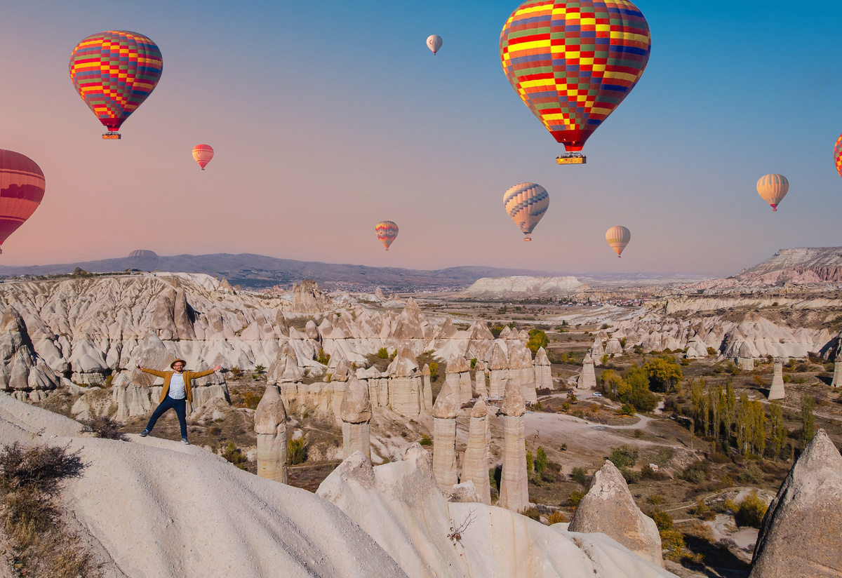 Туристы приезжают в Каппадокию, чтобы увидеть скальные образования с высоты птичьего полета. Источник фото: shutterstock.com