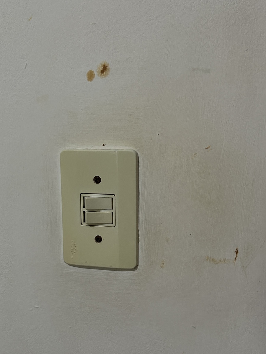 Думаете, это фото «до»? А вот и нет, оттирала её всеми возможными средствами и это самый чистый результат. Очень жалею, что не сфоткала её первоначальное состояние. Как и чем убрать эти пятна вообще не представляю.