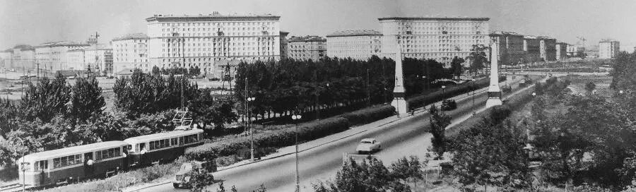 Памятные обелиски на проспекте Стачек на иллюстрации с фотовыставки «Ленинград строится», подготовленной Ленизобкомбинатом в 1960 году./РЕПРОДУКЦИЯ АВТОРА