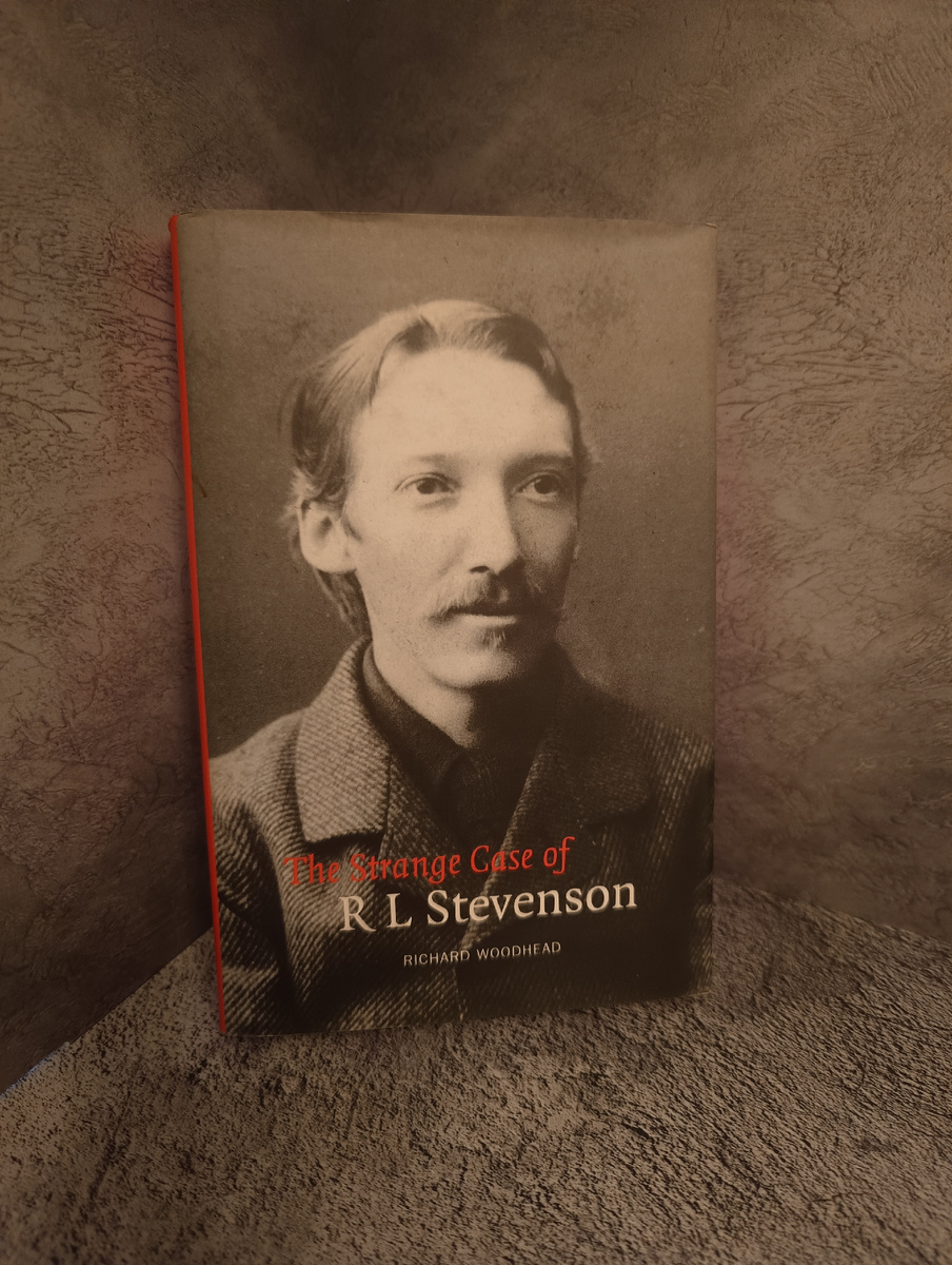 О Стивенсоне писали и пишут много странного. Автор этой книги - врач, попытавшийся поставить Стивенсону окончательный диагноз спустя 100 лет после смерти писателя.