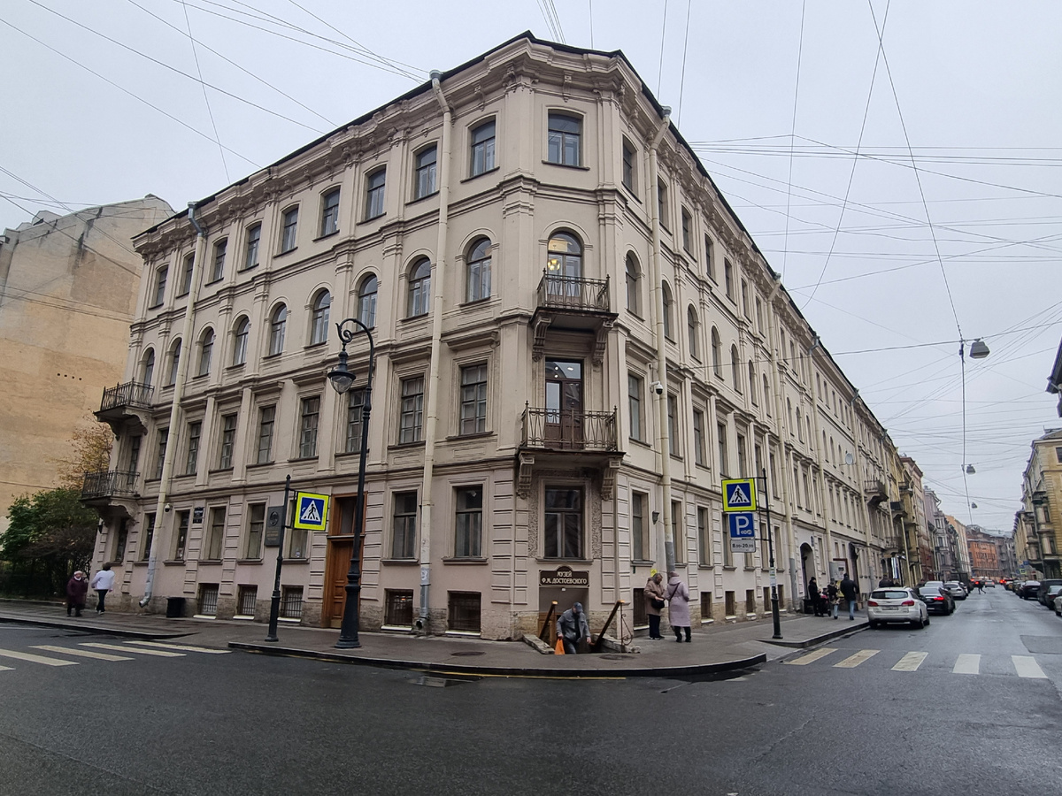 Дом, в котором расположен музей-квартира Ф.М.Достоевского. Санкт Петербург. Фото автора статьи.