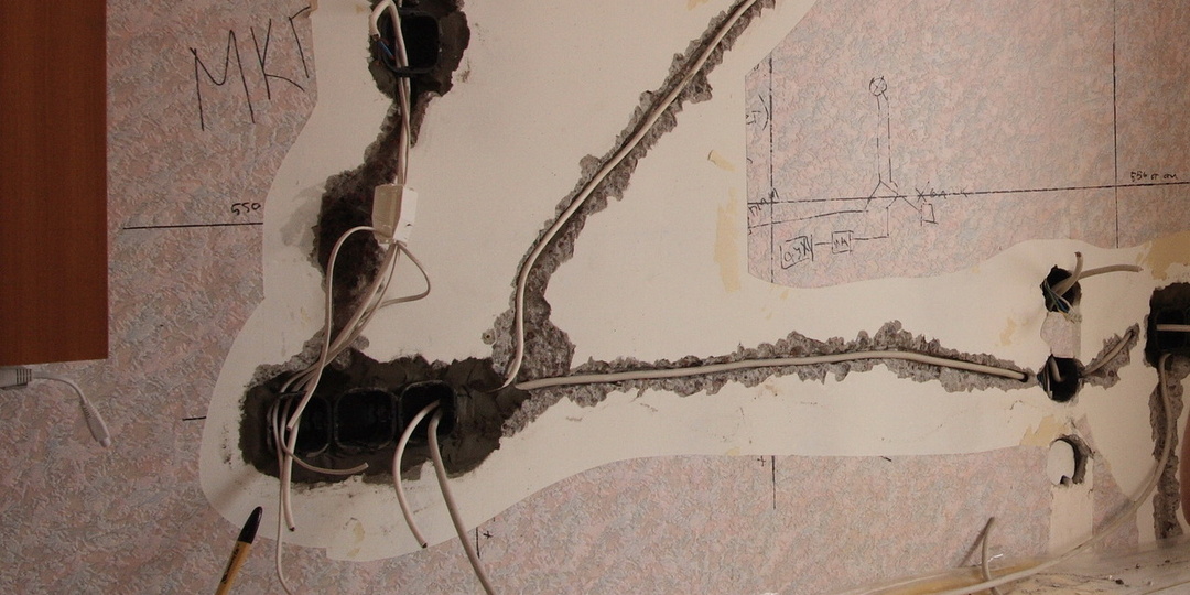 Штроба через всю стену: почему такой “лайфхак” может стоить вам квартиры?