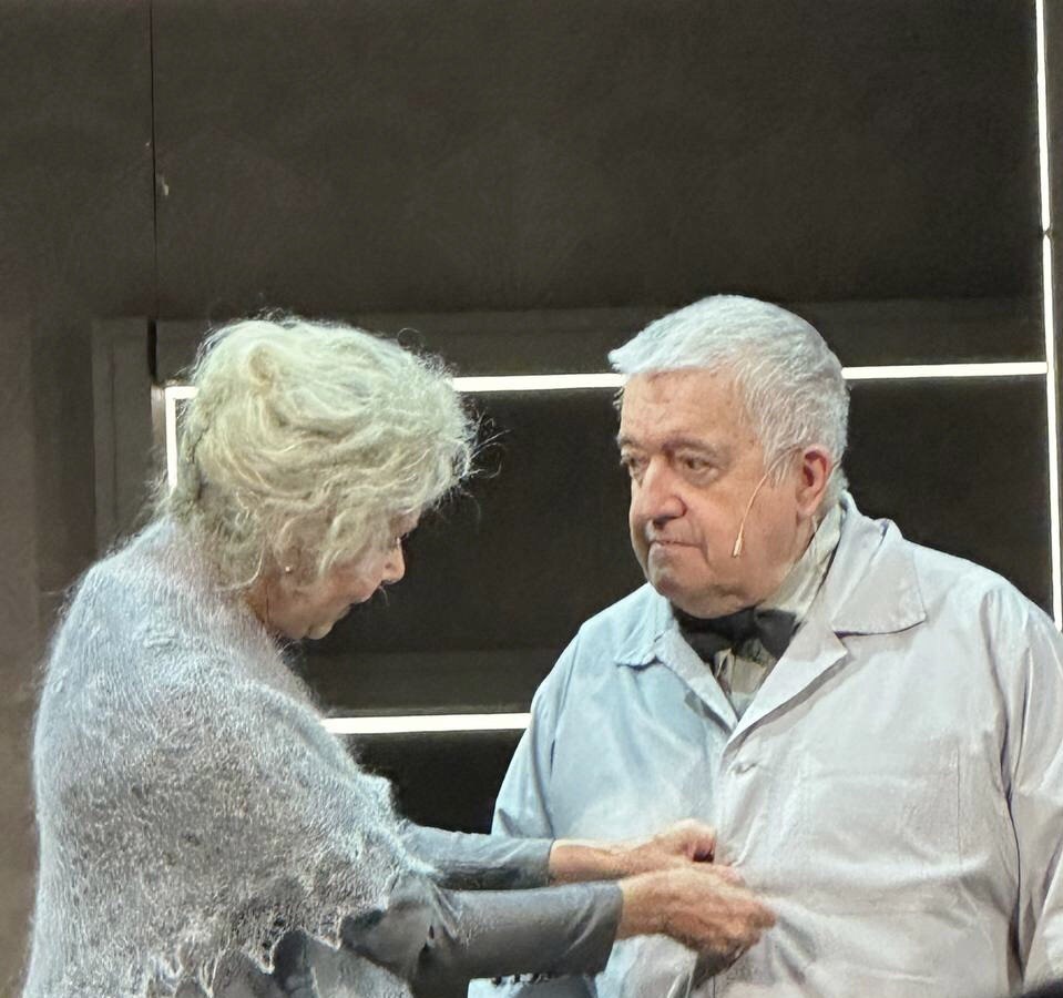 Варвара Андреевна (Евгения Симонова) и Николай Степанович (Михаил Филиппов). Спектакль «Скучная история». Театр Маяковского. Фото автора.