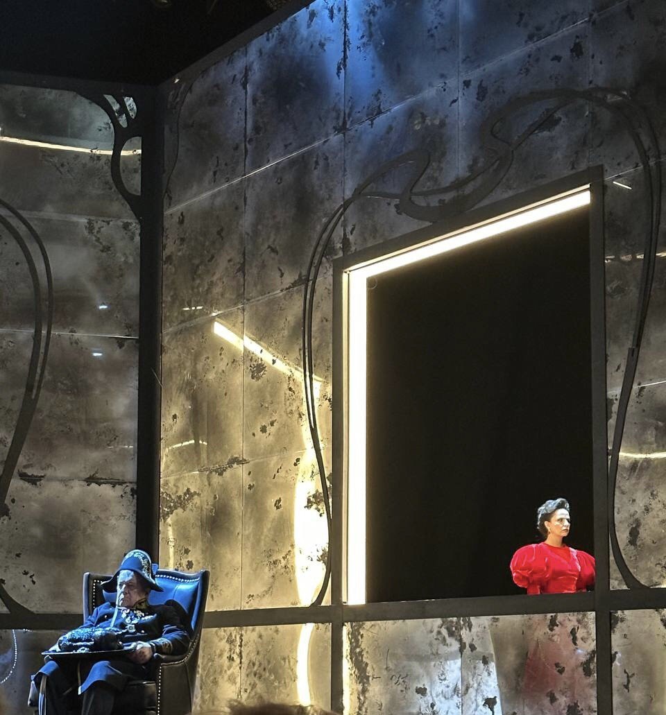 Сцена из спектакля «Скучная история». Театр Маяковского. Фото автора.цена из спектакля 