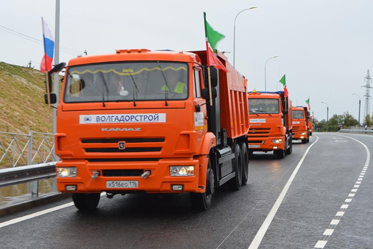    Миннуллин — владелец группы из двух идентичных по названию организаций — «Волгадорстрой».   
Фото: dorogi.tatarstan.ru