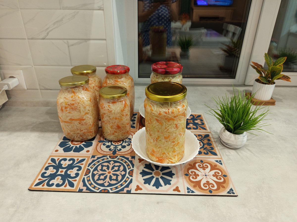 Слева 4 банки маринованная, справа 2 банки солёной