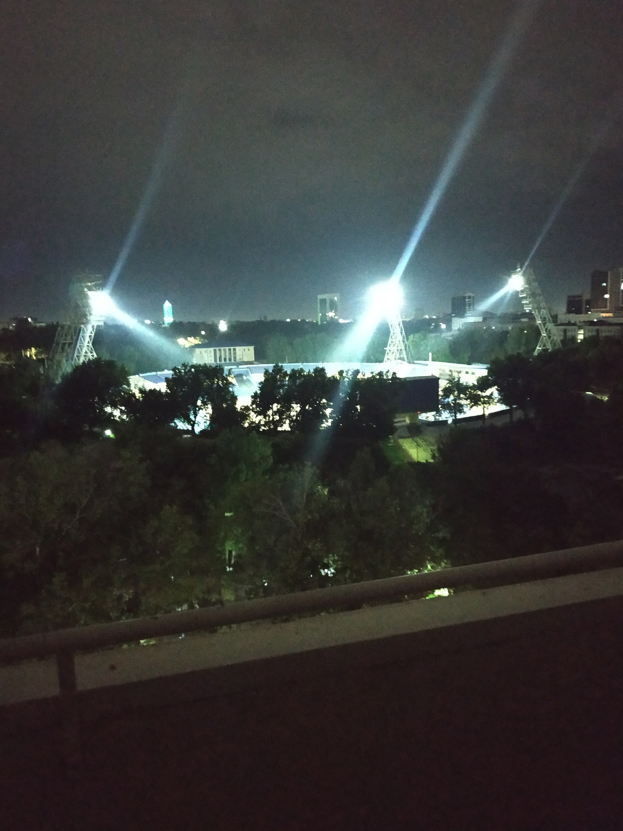 Вид с балкона нашего номера на стадион " Пахтакор"