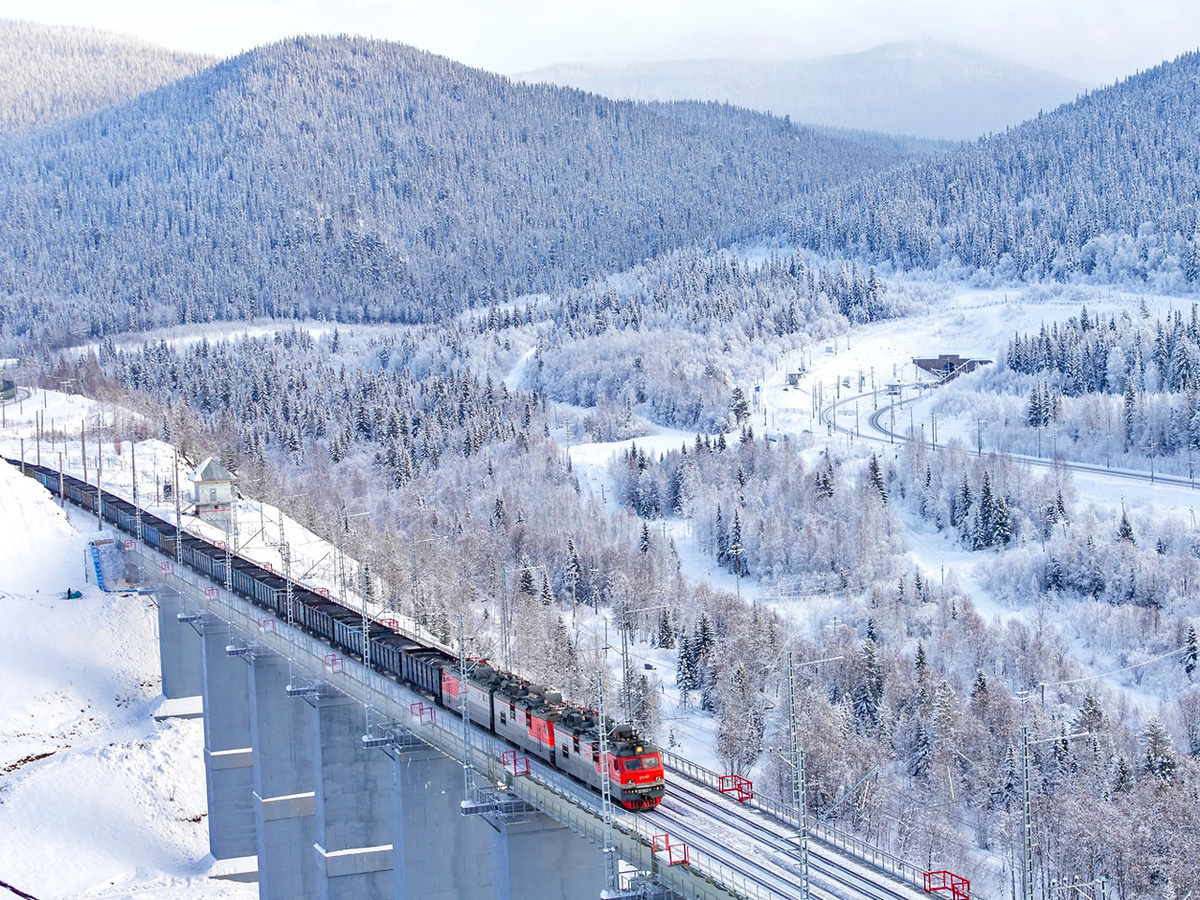     Железная дорога Абакан – Кошурниково – Саянская – Тайшет через Восточные Саяны является   одной из сложнейших. Для преодоления перевалов пришлось построить 9 тоннельных комплексов (всего на сегодняшний день это 12 тоннелей общей протяженностью более 15 км) , множество мостов через речные долины, противолавинные галереи и другие инженерные сооружения
