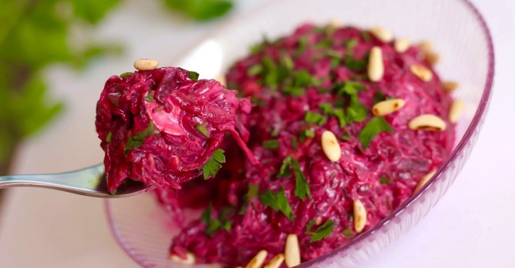 Не устаю готовить эти салаты из свеклы. Ярко, полезно, гениально просто и удивительно вкусно.