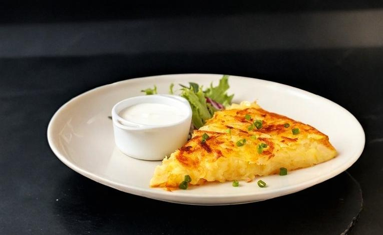 Аппетитные, ароматные и с восхитительной хрустящей корочкой! Рёшти из картофеля — традиционное швейцарское блюдо, напоминающее русские драники, однако в отличие от последних оно готовится без добавления яиц, лука и муки.