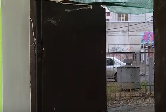     Красноярцы жалуются на едкий специфический запах в подъезде дома на Бограда