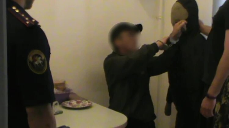 Таксис показывает как напал на родственника. Фото: СК