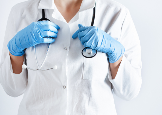 На ранних стадиях геморроя помогают медикаментозные средства и изменение образа жизни, однако при прогрессировании болезни консервативная терапия теряет эффективность. В таких случаях оптимальным решением становится использование малоинвазивных методик.