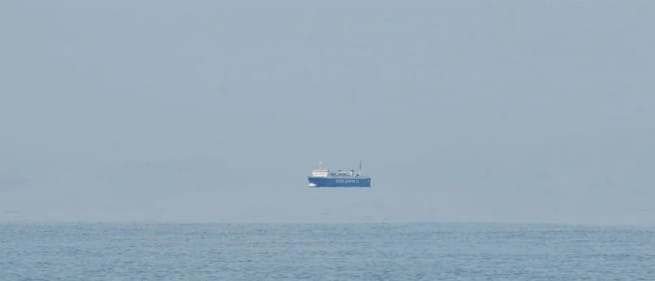 Преломление лучей искажает реальное восприятие мосркого судна