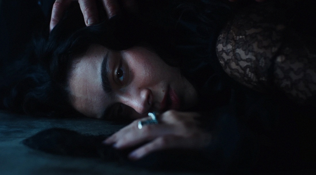     Charli XCX / Кадр из клипа «House»