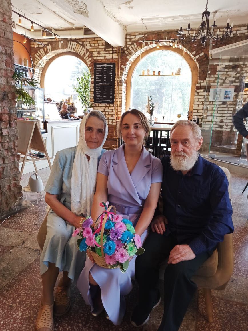 После награждения за долгую совместную прожитую семейную жизнь. Губернатор Алтайского края наградил родителей