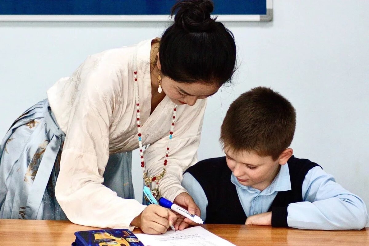    Пять часов в неделю школьники четырех школ Пскова изучают китайский язык