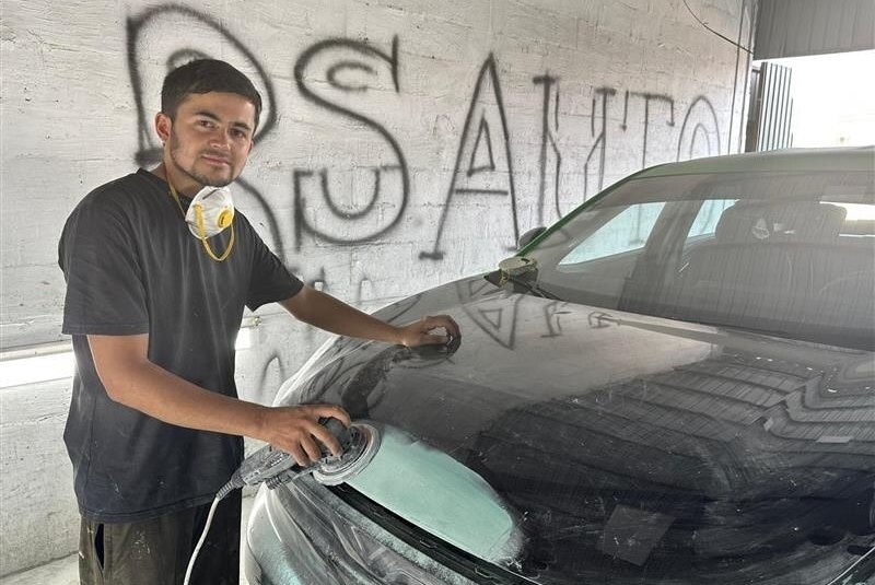    Рахматулло Собиров открыл автосервис на заработанные в России деньги. Фото «Азаттык Азия»