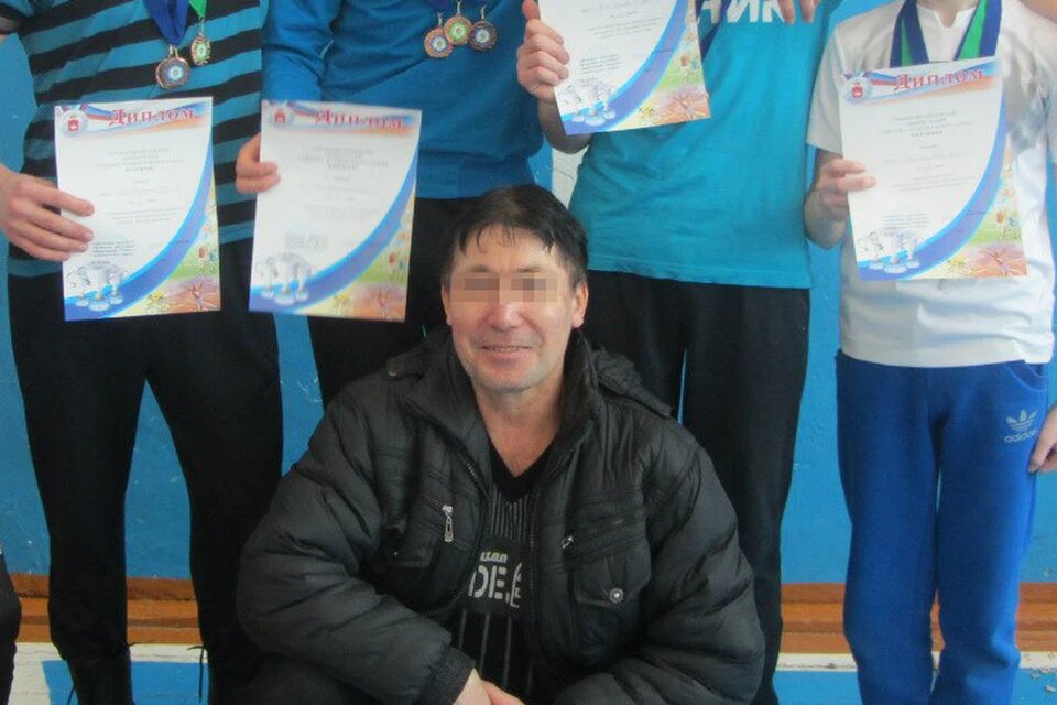 Кроме уроков физрук вел еще волейбольную и баскетбольную секции, возил ребят на соревнования, и не раз команда поселка возвращалась домой с победами