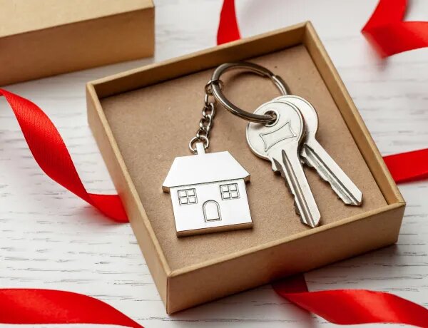 Подарили квартиру — за что придётся платить налог?