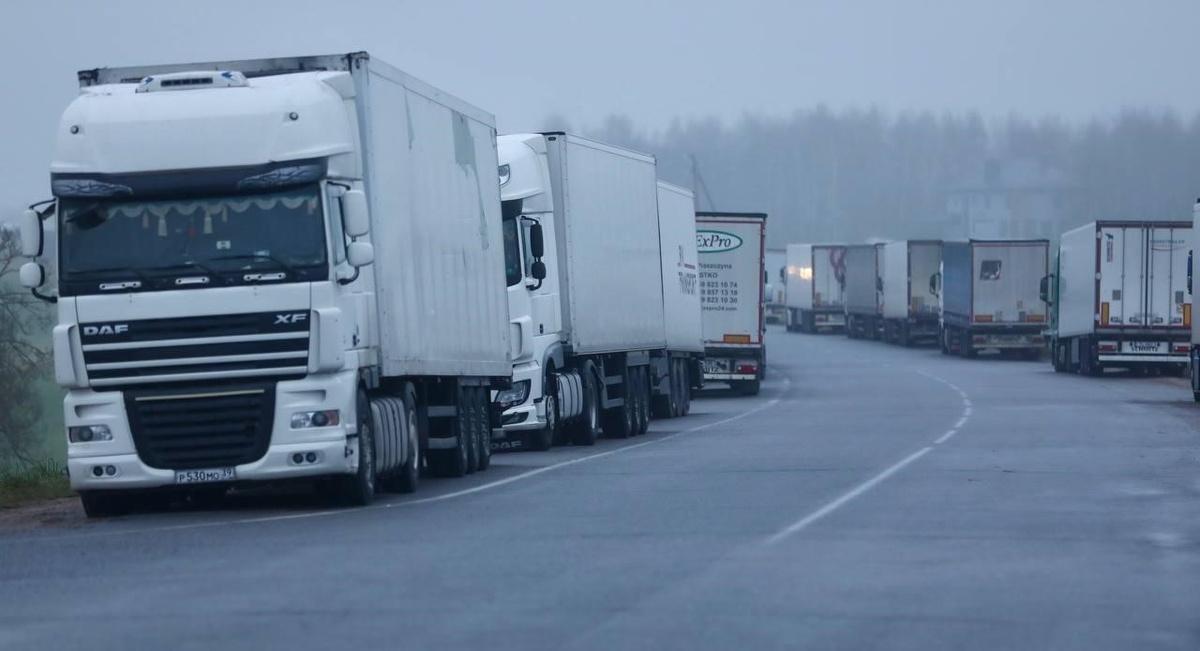 Фуры перед КПП "Мядининкай" ("Каменный Лог") © Госпогранкомитет Республики Беларусь