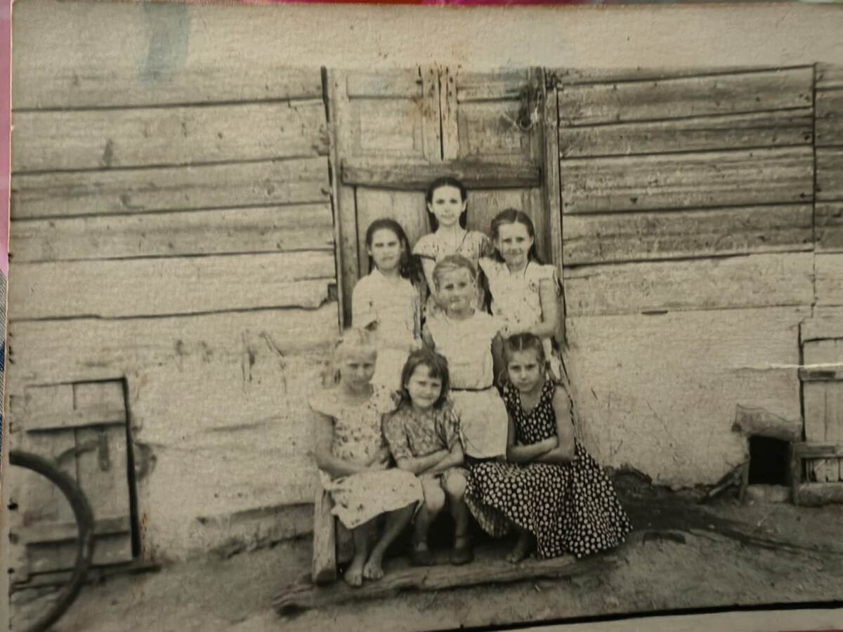 С подругами детства на пороге родного дома