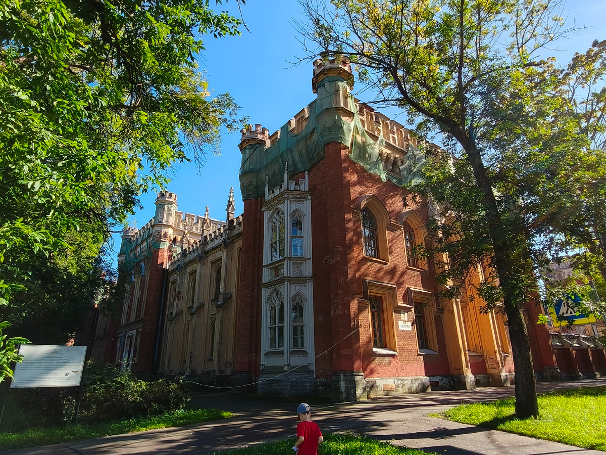 Ансамбль дворцовых конюшен в Петергофе. 8 сентября 2025 года.