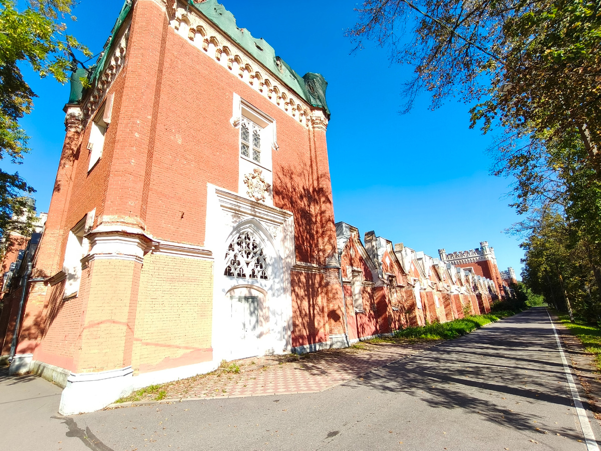 Улица Аврова. Комплекс Императорских конюшен. 8 сентября 2025 года.