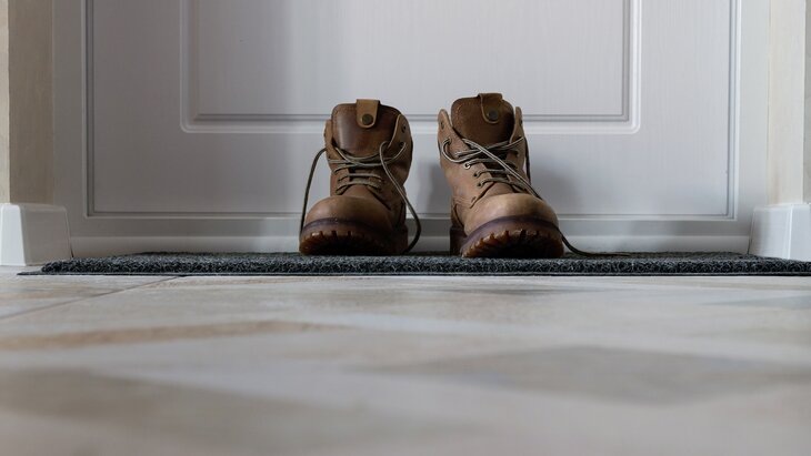 Теперь за обувь в подъезде могут оштрафовать: неожиданная правда