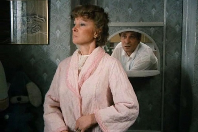    Запомнилась Людмиле Гурченко и съёмка сцены с перепалкой Раисы Захаровны с супругой Василия. Фото: кадр из фильма "Любовь и голуби"