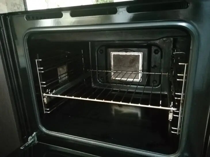 Простой совет для вашей кухни: как быстро очистить духовку от жира по методу из СССР