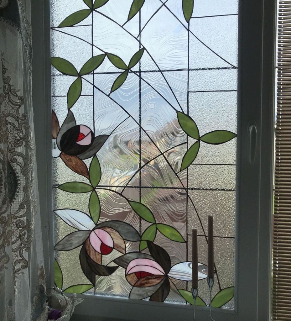 На фото: витраж Инны Зайцевой (псевдоним: Иния)