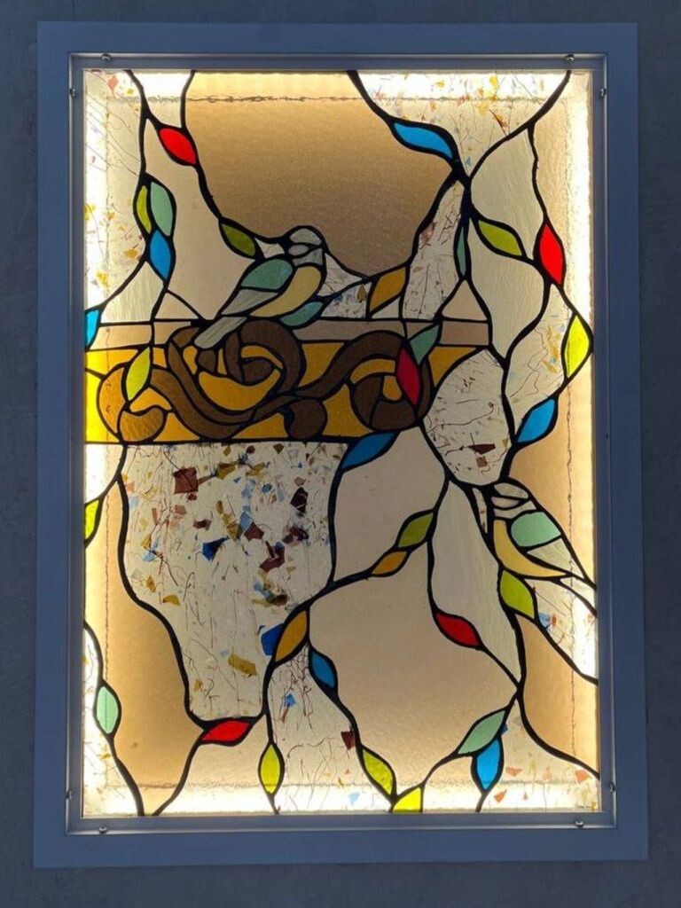 На фото витражи Оксаны Сафоновой, выпускницы курса «Художественные витражи»